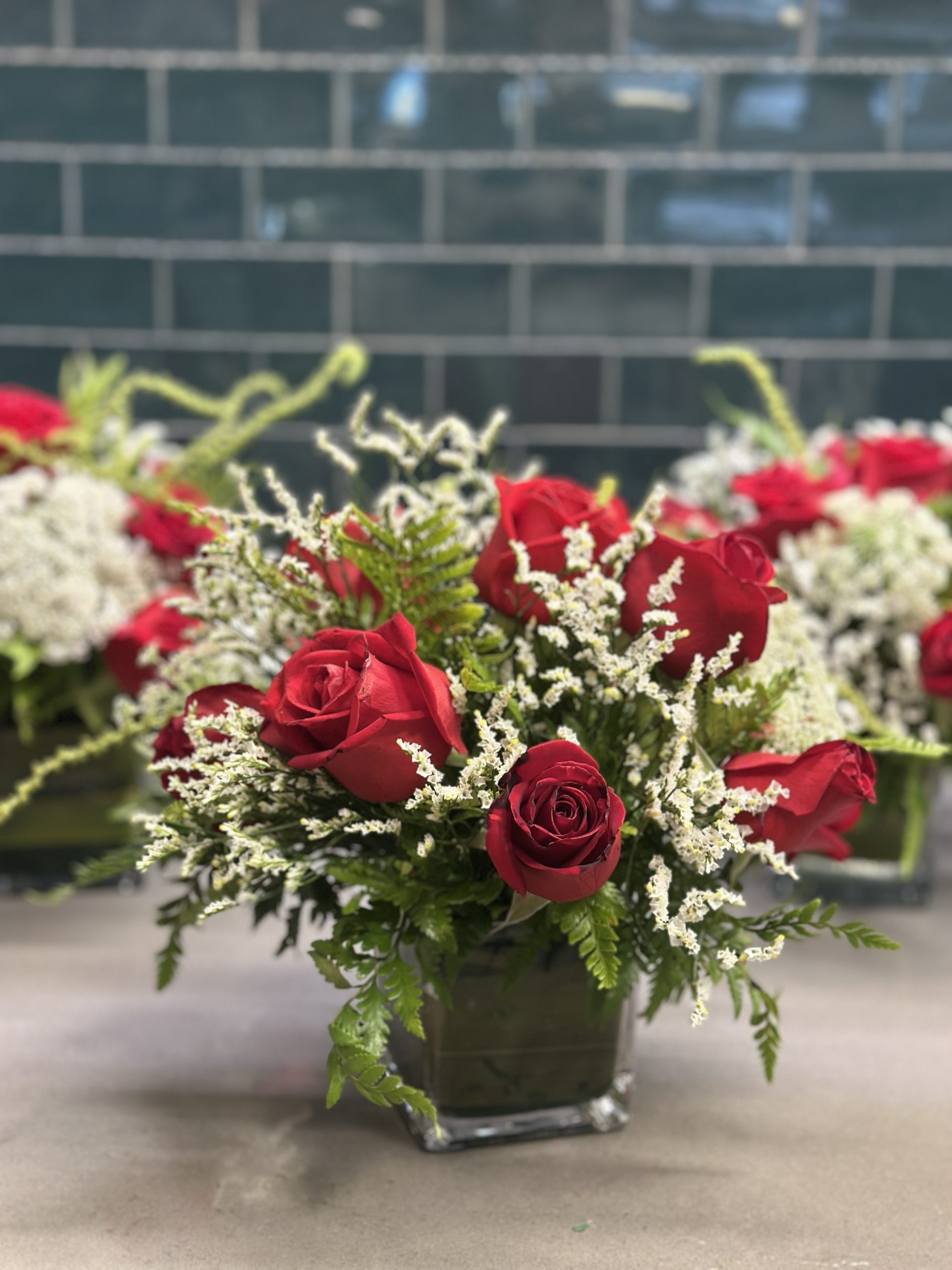 Centro de mesa en cristal con rosas rojas - Imagen 2